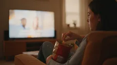 Forskare har upptäckt: människor äter 30 procent mer om de äter framför en skärm